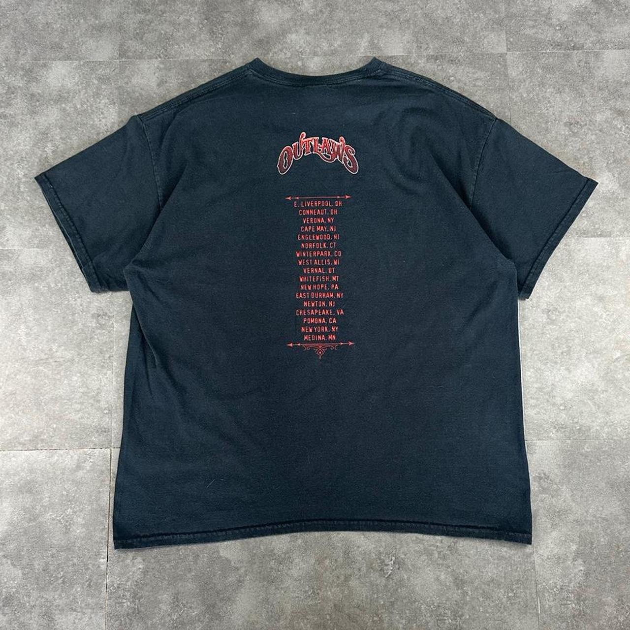 Gildan T 2000s Outlaws Skull Print graphic T shirt
