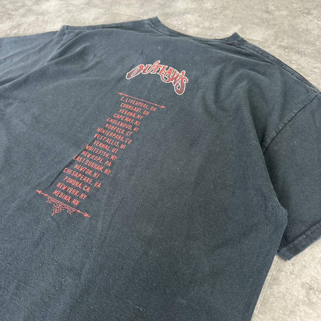 Gildan T 2000s Outlaws Skull Print graphic T shirt