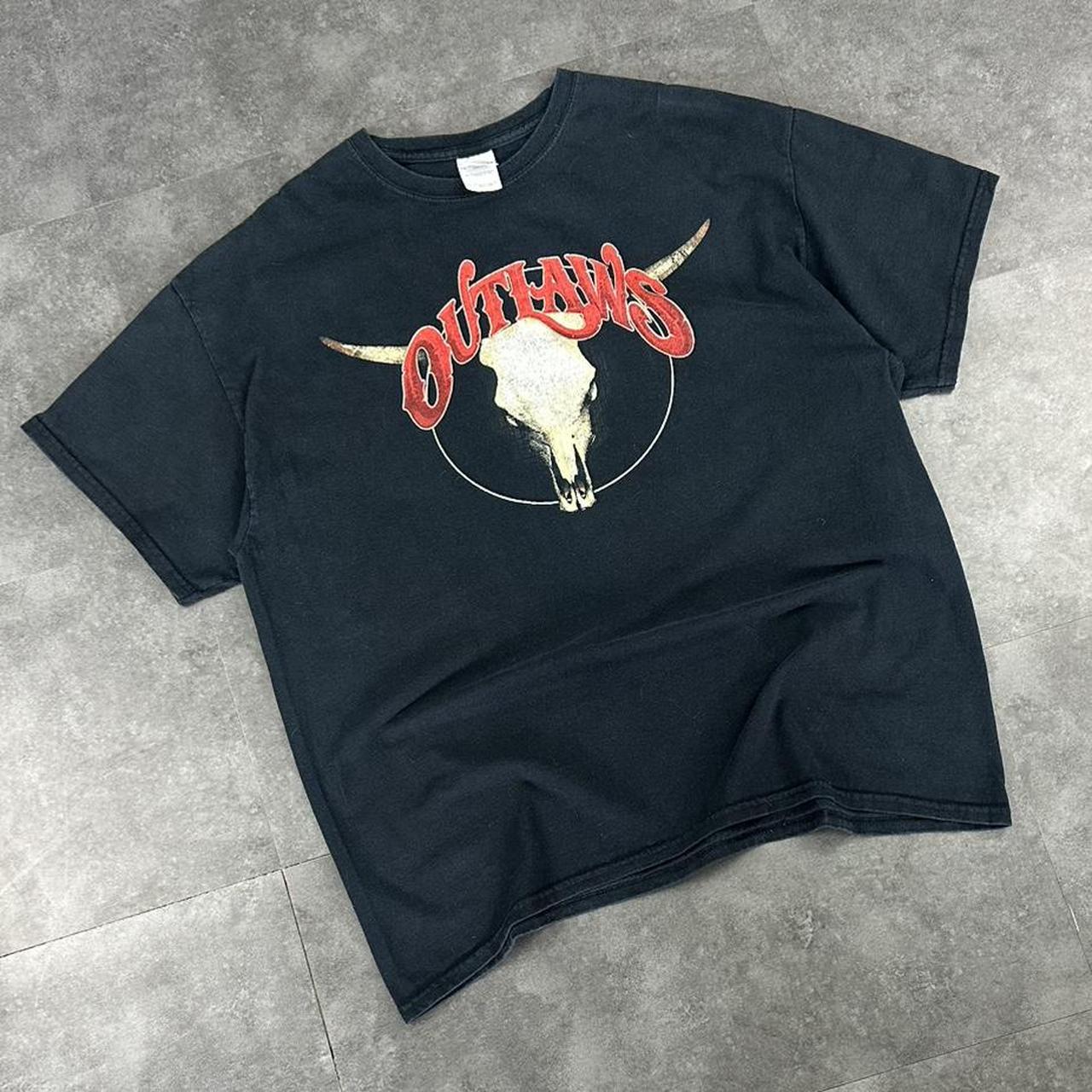Gildan T 2000s Outlaws Skull Print graphic T shirt