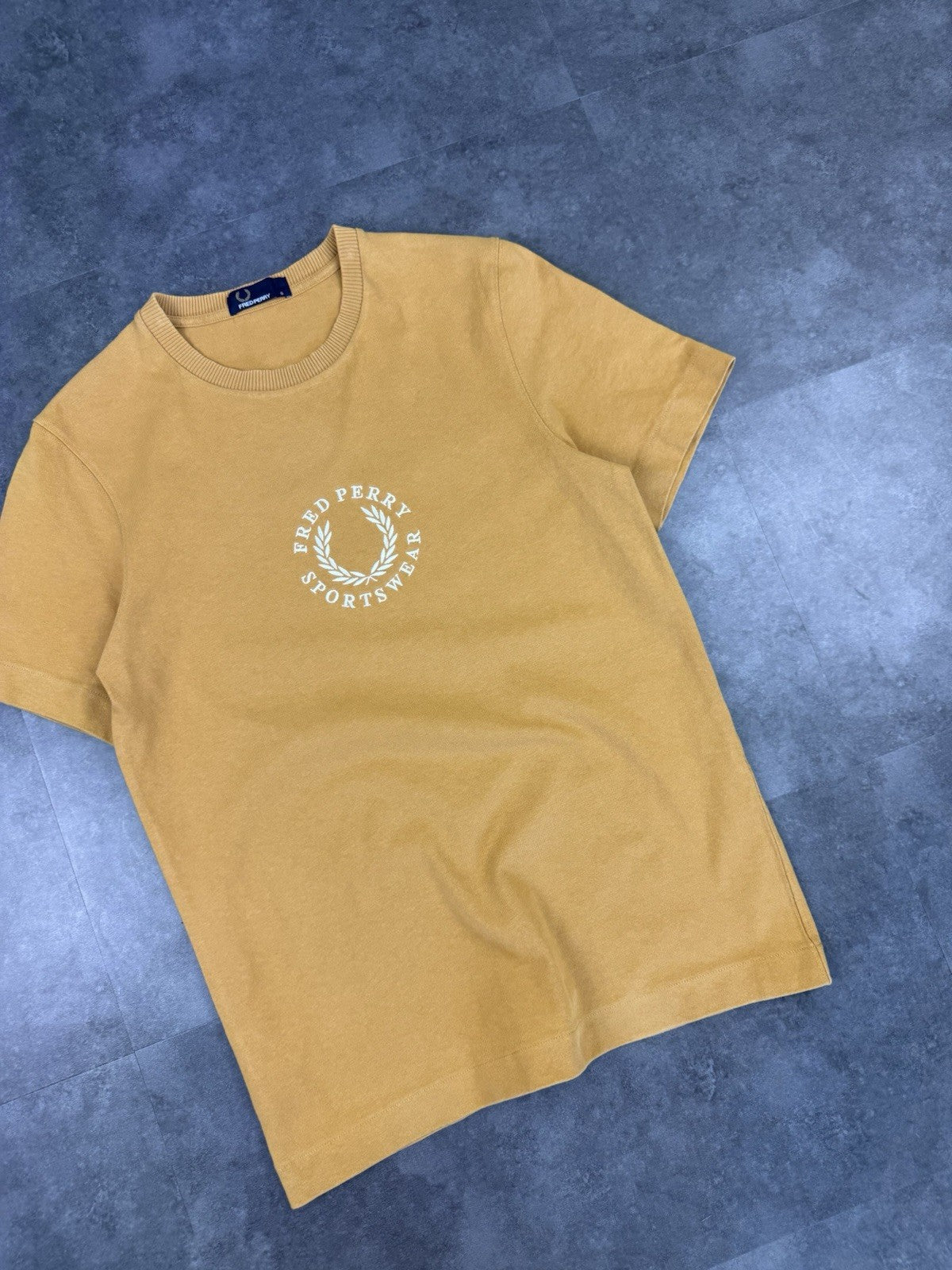 Fred Perry Spellout T-Shirt Embroidered logo Men's Orange/Yellow Size S
