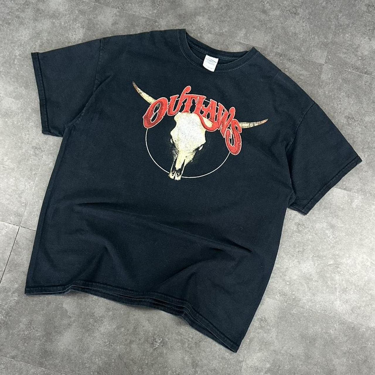 Gildan T 2000s Outlaws Skull Print graphic T shirt