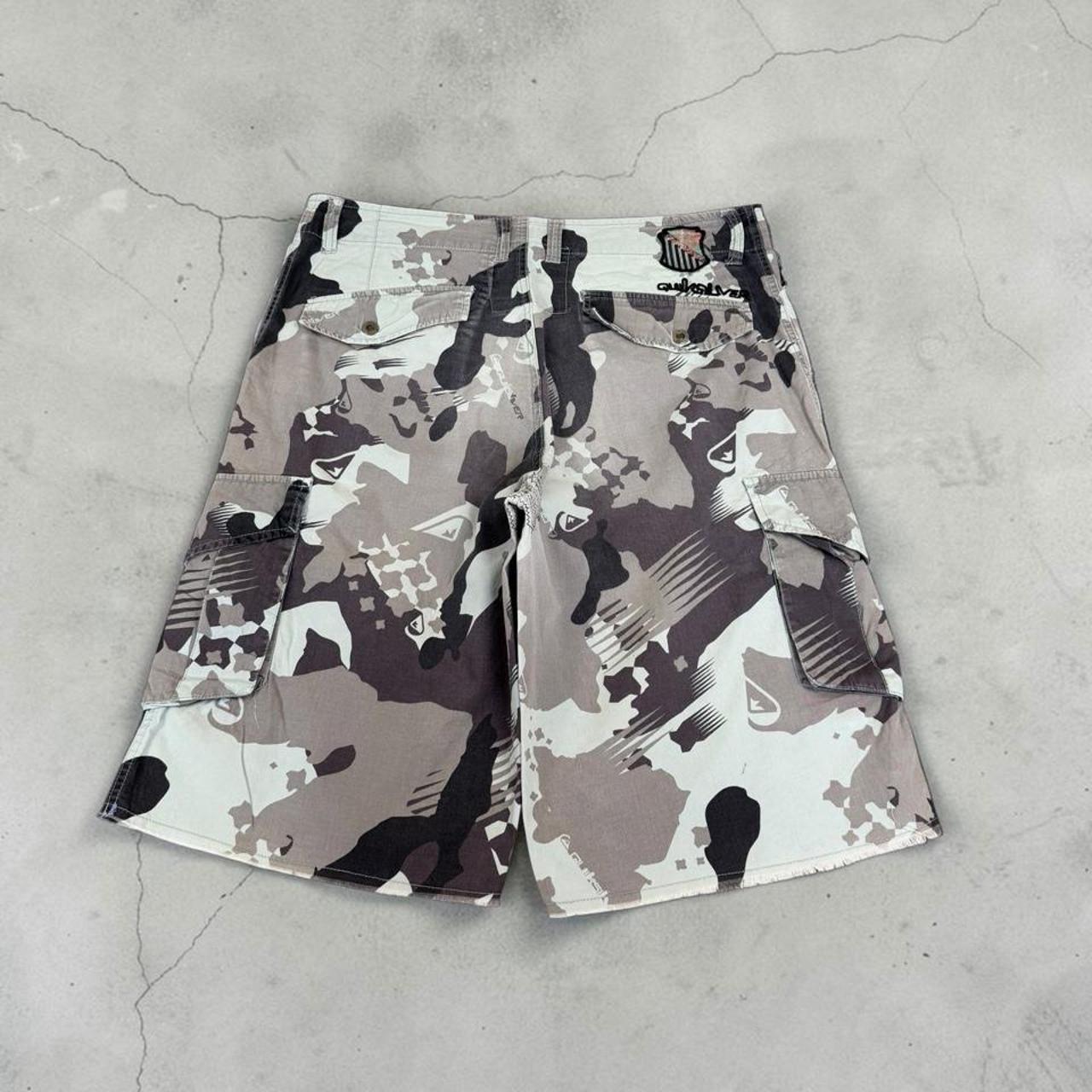 Quiksilver Surfwear Y2K cargo camo shorts