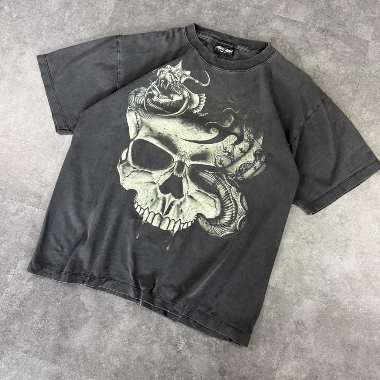 Gothic distressed 2000s Spellout graphic skull skate surf T shirt