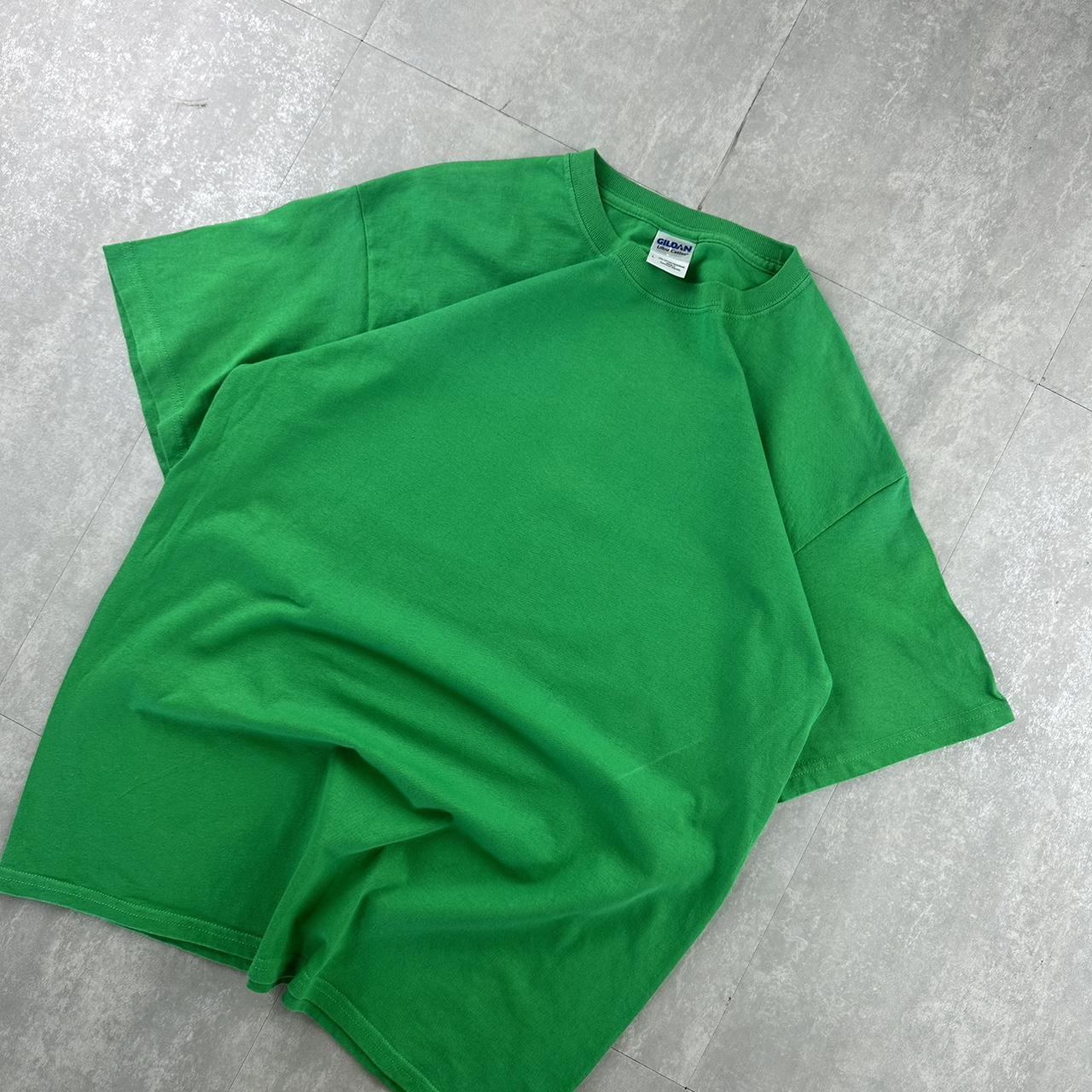 Gildan 2000s blank green T shirt