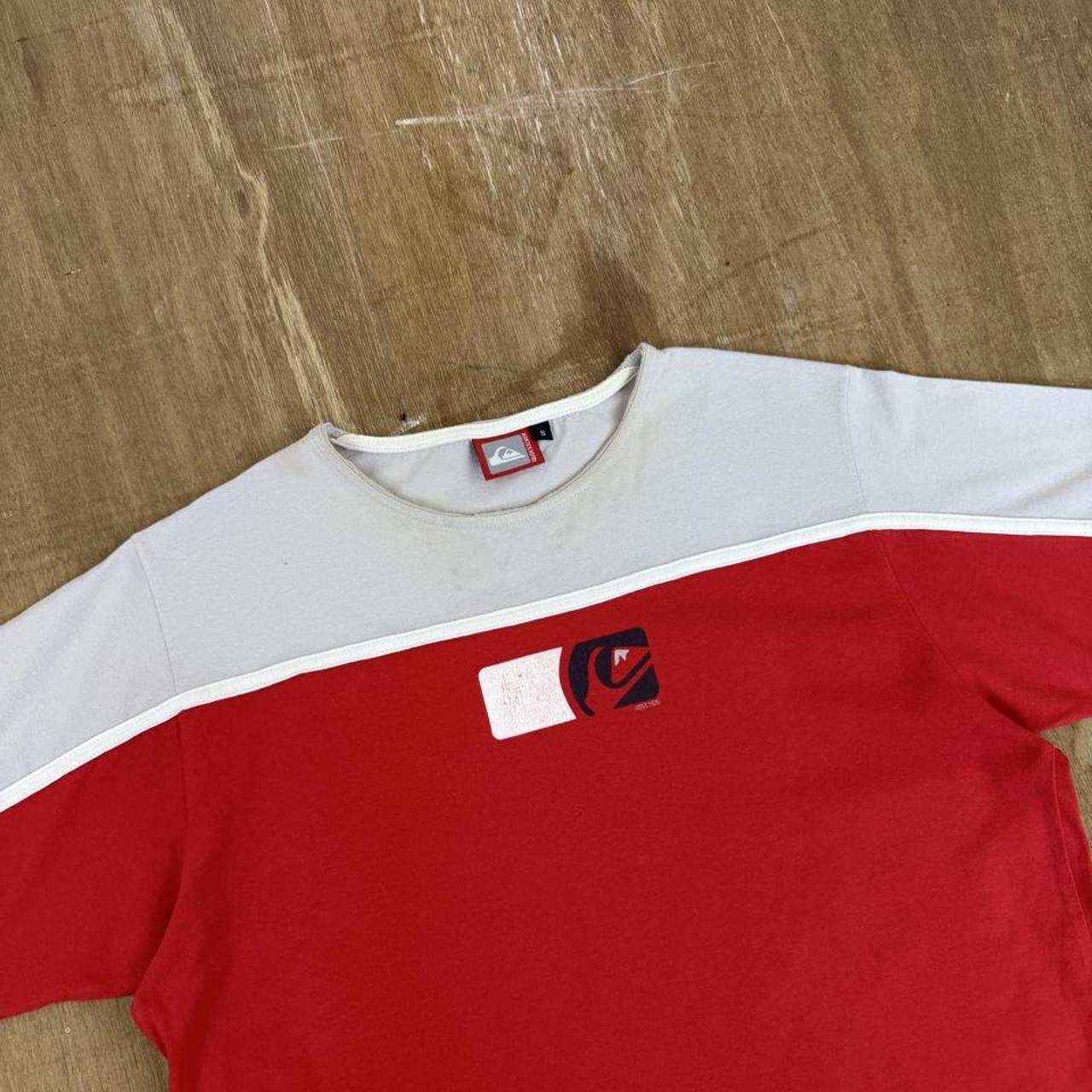 Quiksilver Surfwear two tone red and grey Y2K T-Shirt