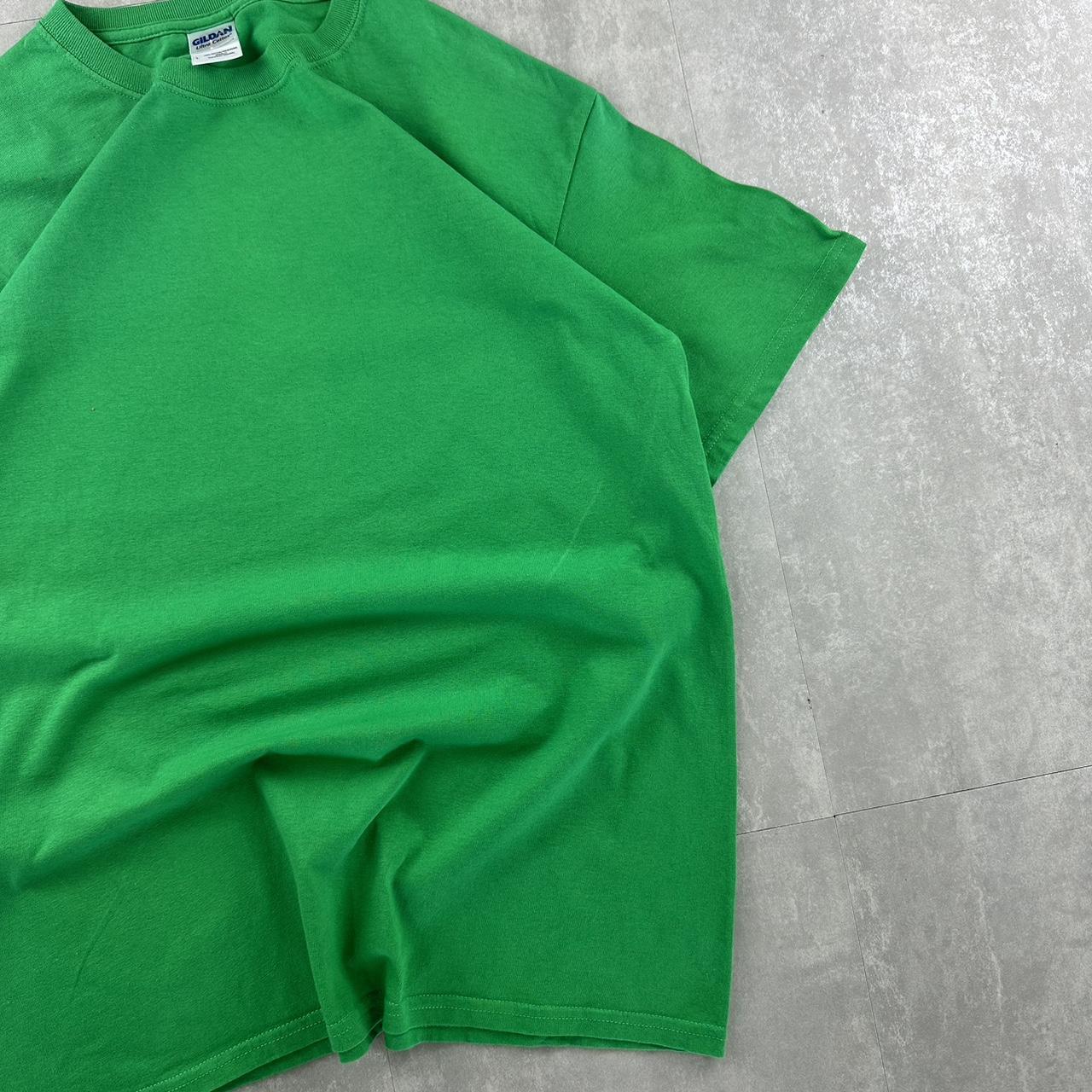 Gildan 2000s blank green T shirt