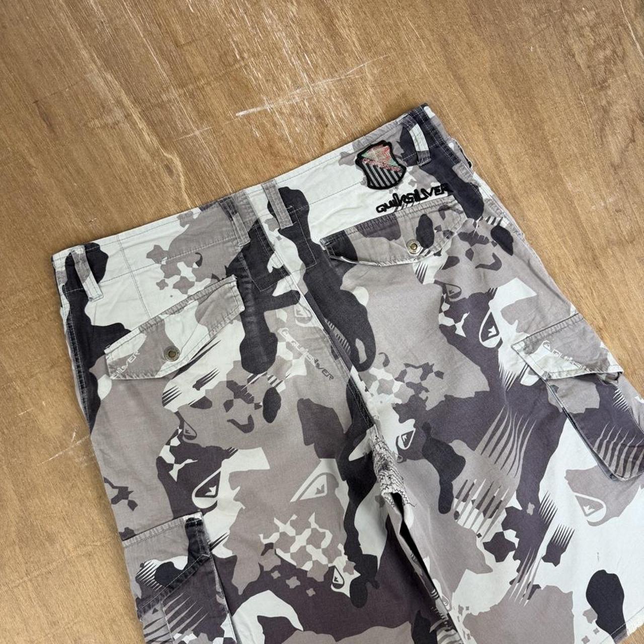 Quiksilver Surfwear Y2K cargo camo shorts