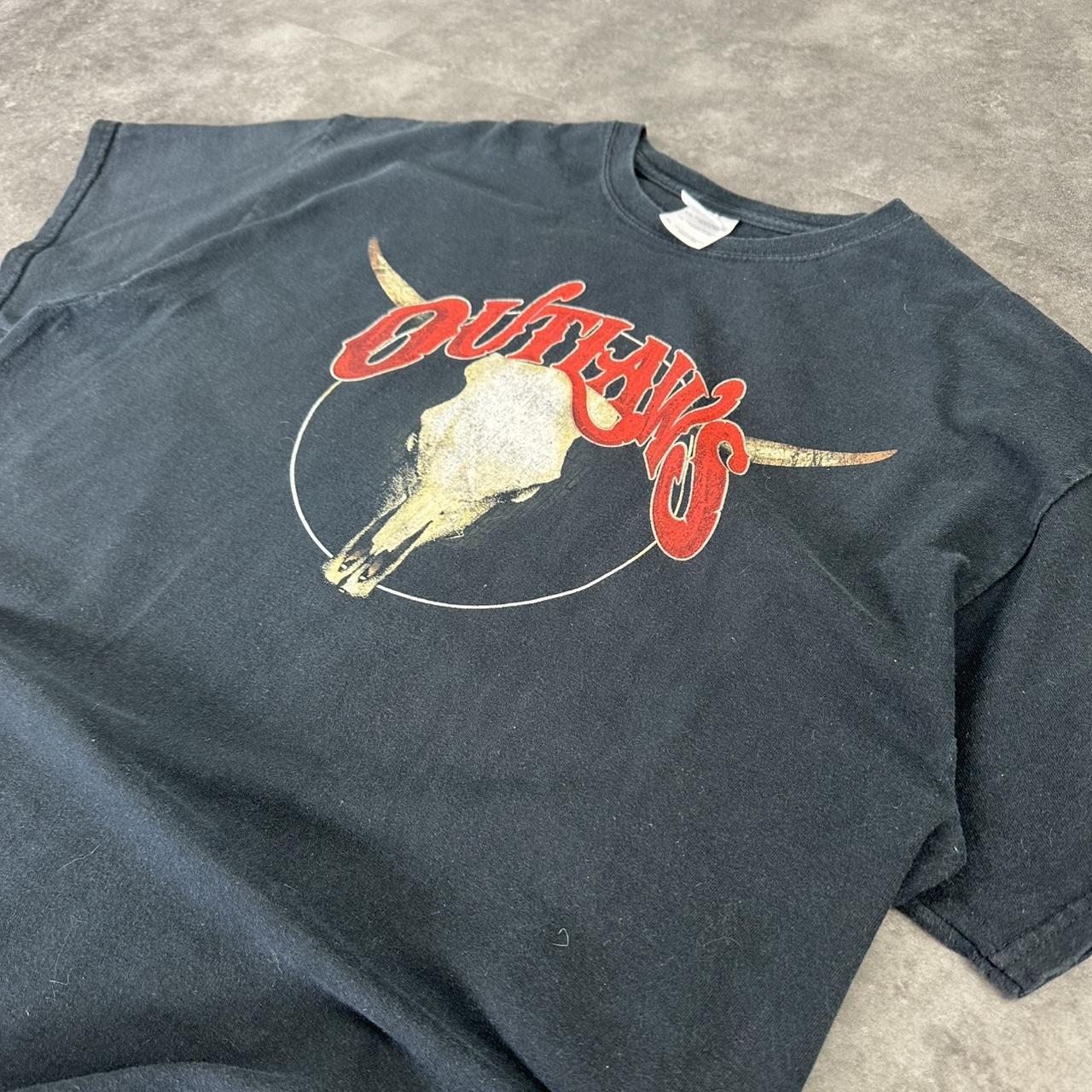 Gildan T 2000s Outlaws Skull Print graphic T shirt