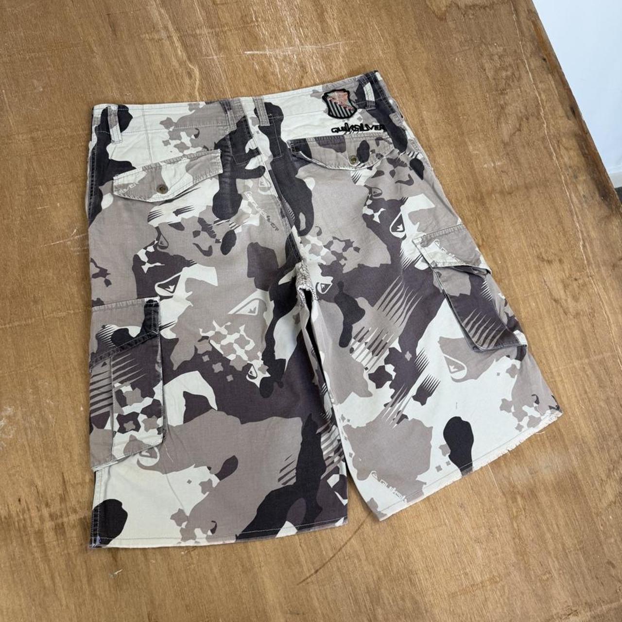 Quiksilver Surfwear Y2K cargo camo shorts