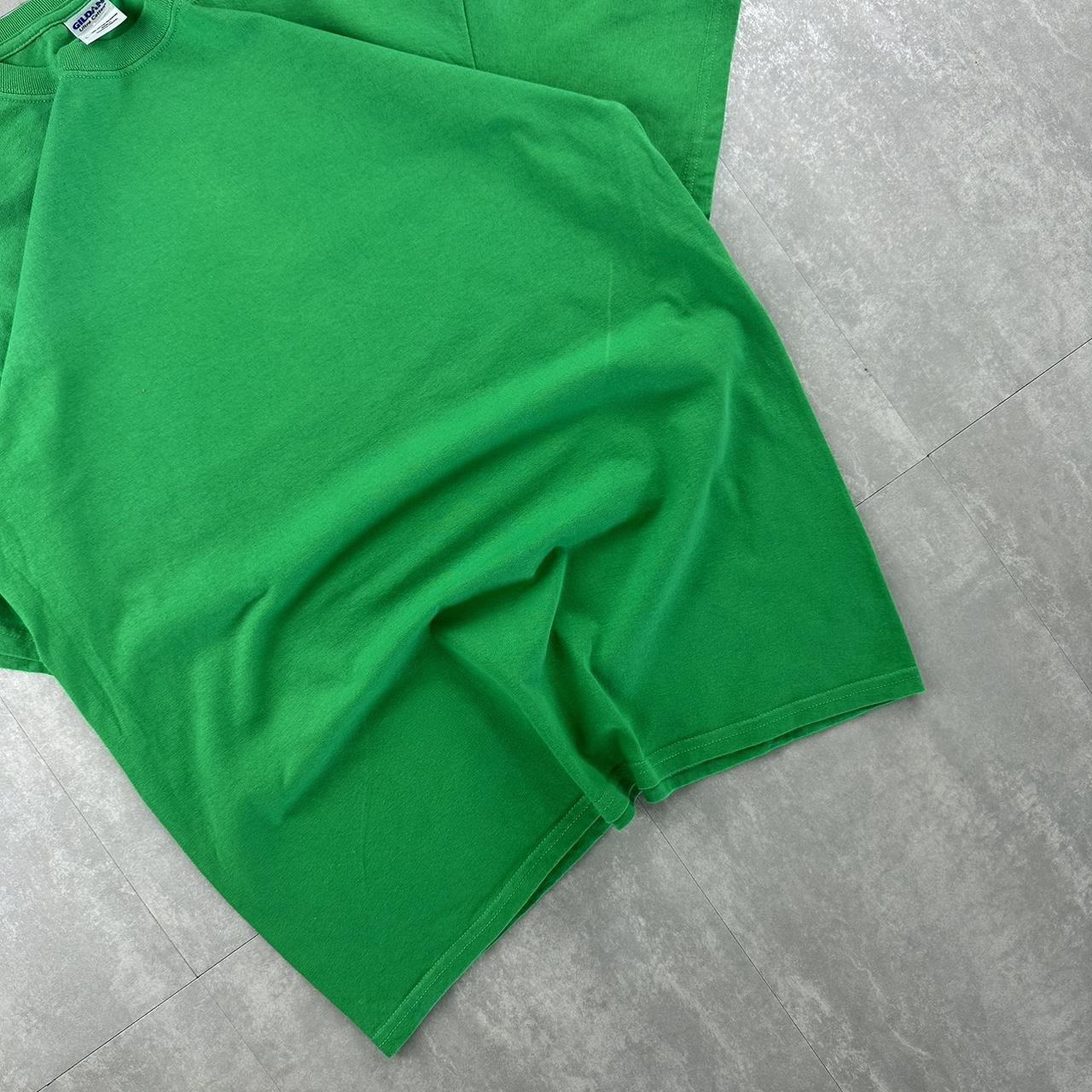 Gildan 2000s blank green T shirt