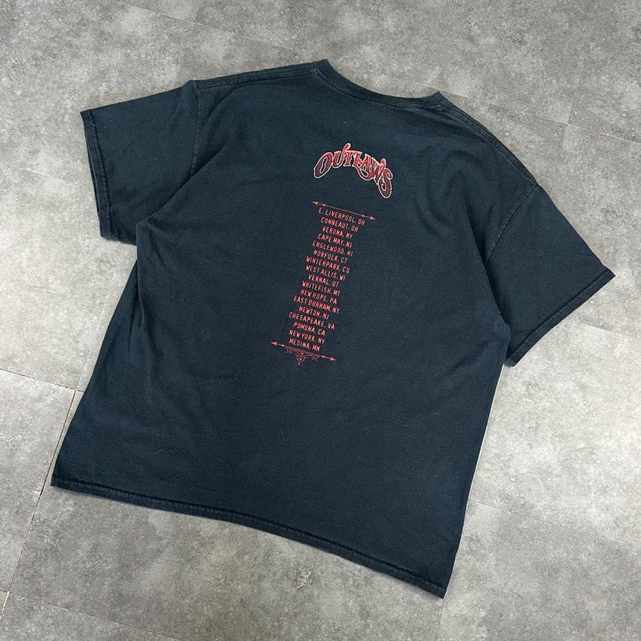 Gildan T 2000s Outlaws Skull Print graphic T shirt