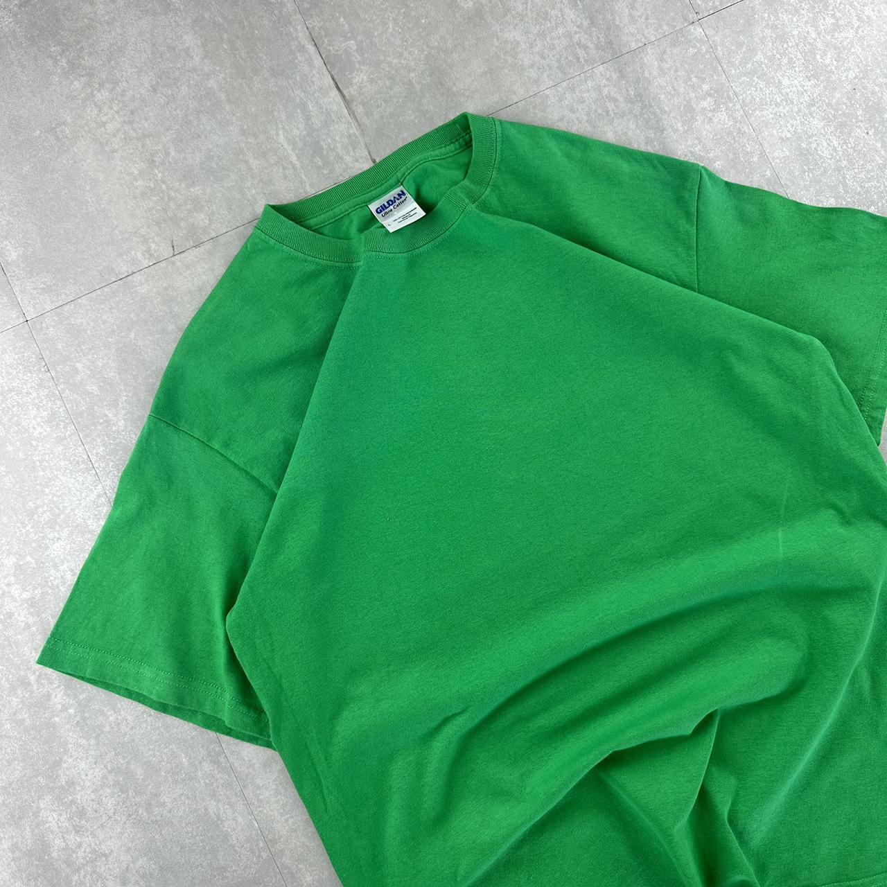 Gildan 2000s blank green T shirt