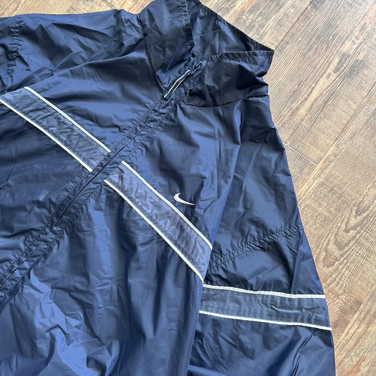 Nike 00s windbreaker thin layer jacket in dark blue with light blue detailing