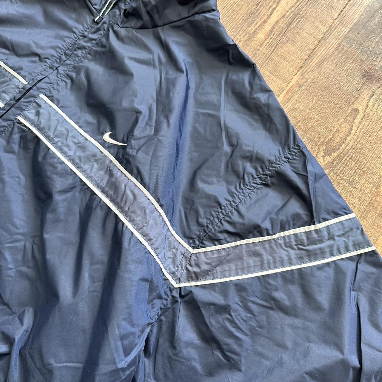 Nike 00s windbreaker thin layer jacket in dark blue with light blue detailing